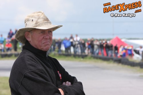 Piet geniet van de mooie races op zijn spectaculaire baan